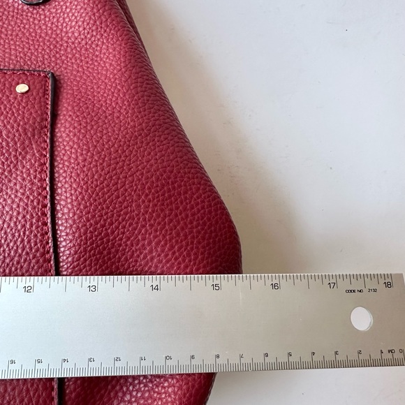 ⚡️⚡️❤️❤️Seven Days vegan leather red bag. NWT. 2 pieces. Make up bag included. - Picture 7 of 13